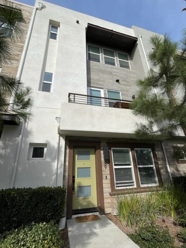 3 Bedroom Townhome in Platinum Triangle House Rental in Anaheim, CA