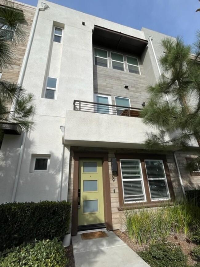 Foto del edificio - 3 Bedroom Townhome in Platinum Triangle