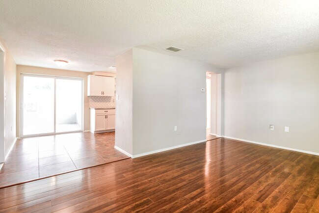 Building Photo - Sweet 2BR 1BA home  to lease now!