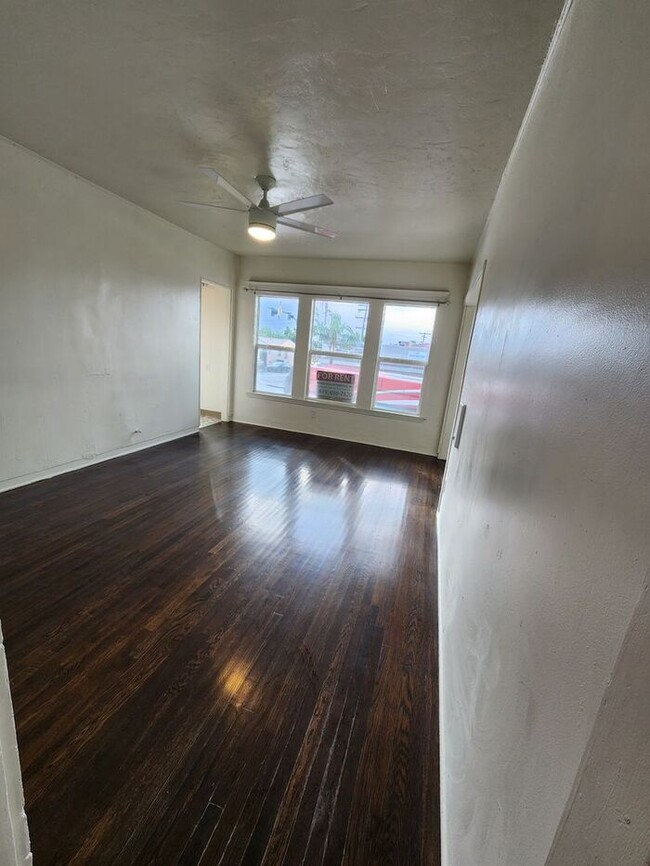 Building Photo - Renovated 1BR/1BA in Vintage Building Loca...