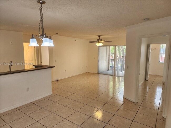 Foto del edificio - 2433 Centergate Dr