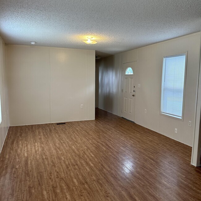 Foto del edificio - 1323 Harris Hill Rd