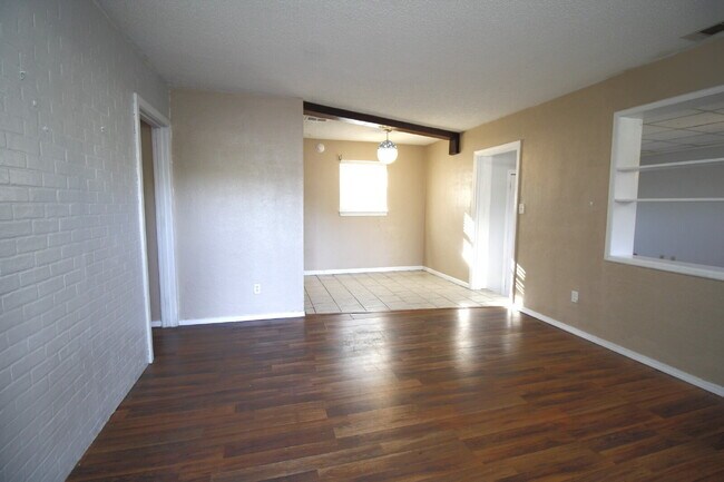 Foto del edificio - 3BR/2BA Home with Bonus Room & Fenced Yard...