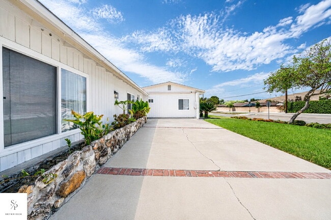 Building Photo - Furnished 5-Bedroom Home Near the 57 & 60 — Ideal for Roommates or Students