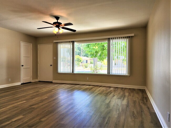 Building Photo - 4765 Sunnyside Dr