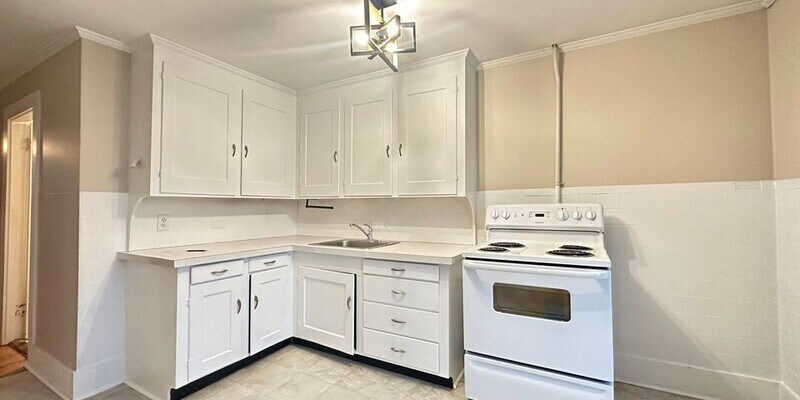 Primary Photo - 61 Hanson St