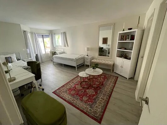 Foto del edificio - 8338 Regents Rd