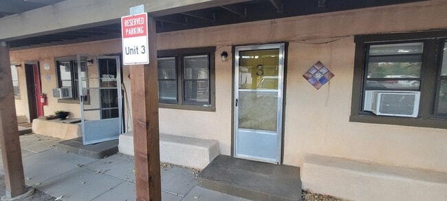 Building Photo - 835 Bridge St