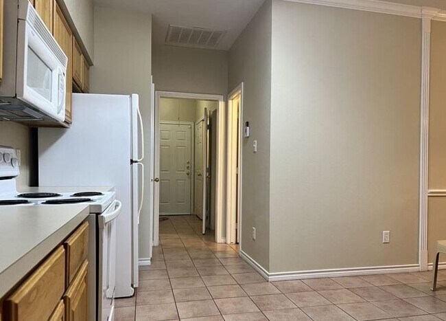 Foto del edificio - 215 Navarro Dr