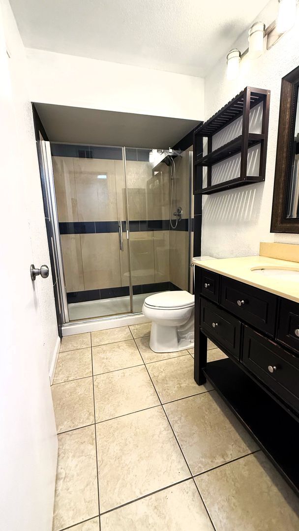 Building Photo - Charming 1 bed 1 bath condo on bottom floor