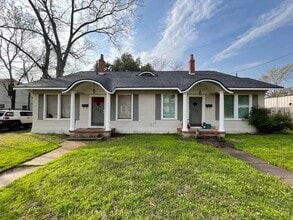 Building Photo - PRE-LEASING CHARMING 2/1 DUPLEX AUGUST MOV...
