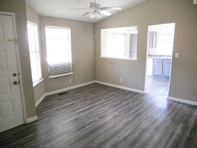 Foto del edificio - Single story 3 br/2bath/2car Home