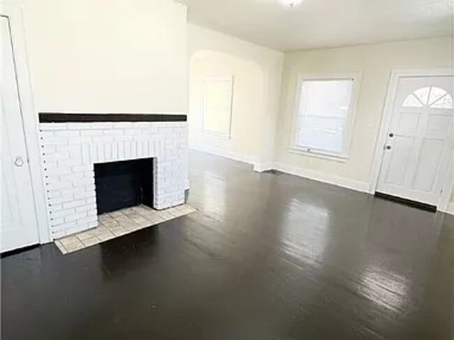 Building Photo - "Charming 3-Bedroom Oasis: Your Perfect Bl...
