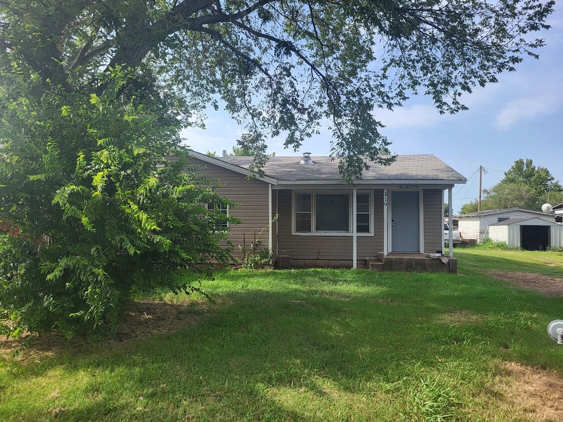 Front - 319 W Wyoming St