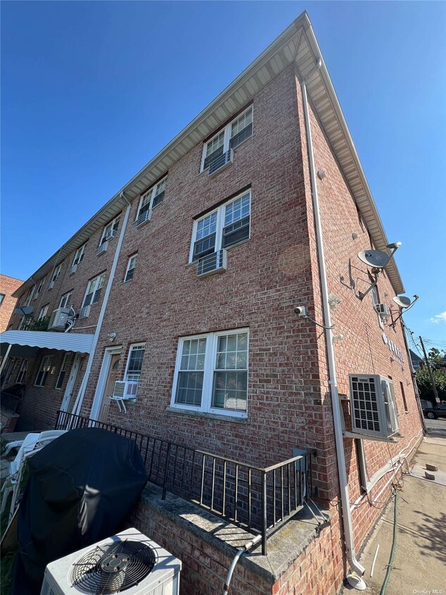 Foto del edificio - 43-24 215th St