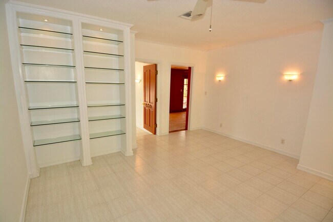 Building Photo - 2584 Avenue au Soleil