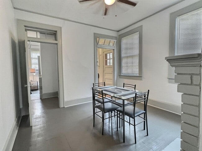 Foto del edificio - College Street TriPlex