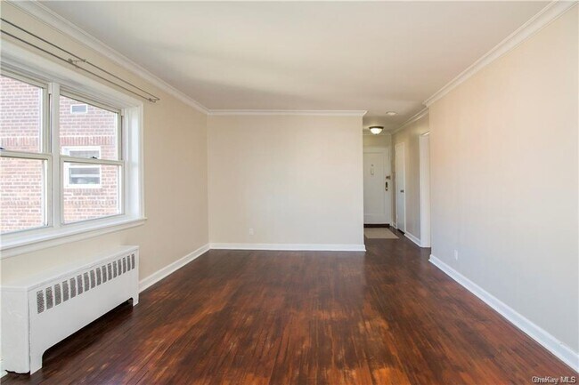 Foto del edificio - 330 S Broadway