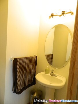 Fotografía del edificio - 1519 Coneflower Ln