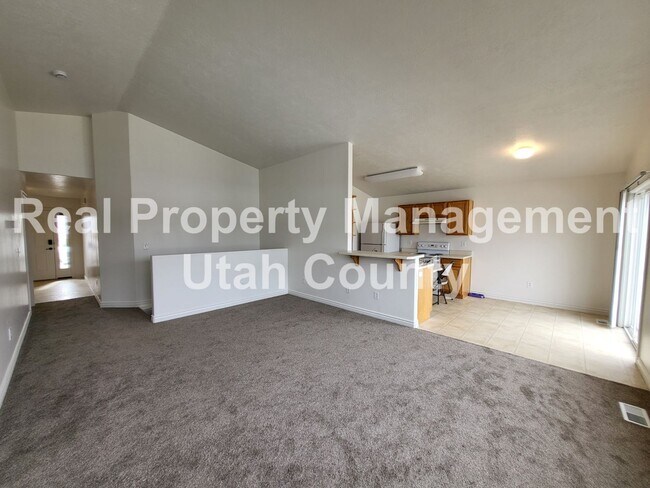 Building Photo - Great views of Mountains and Community Pon...