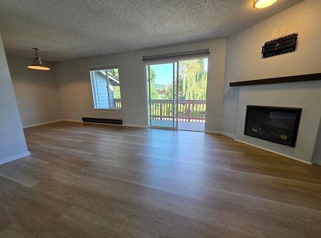 VIVIENDO - 214 Portland Ct SW