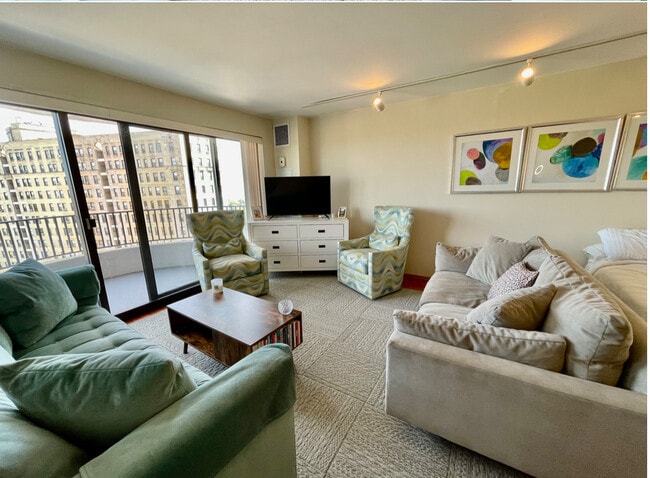 Building Photo - 2020 N Lincoln Park W