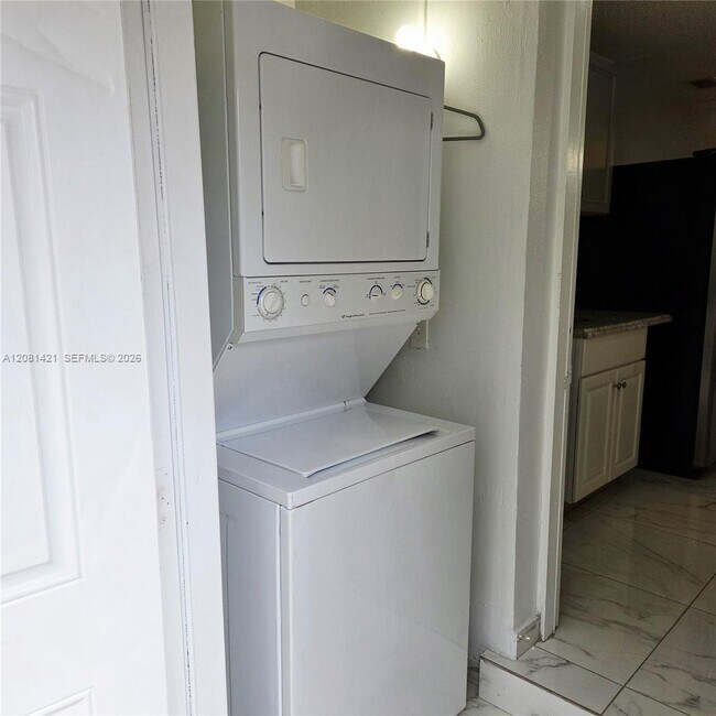 Foto del edificio - 5871 NW 199th St