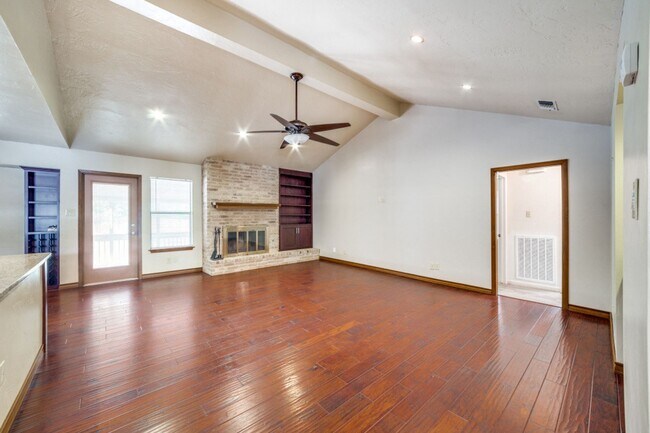 Foto del edificio - SPACIOUS 3-BEDROOM HOME IN OAK HOLLOW ESTATES