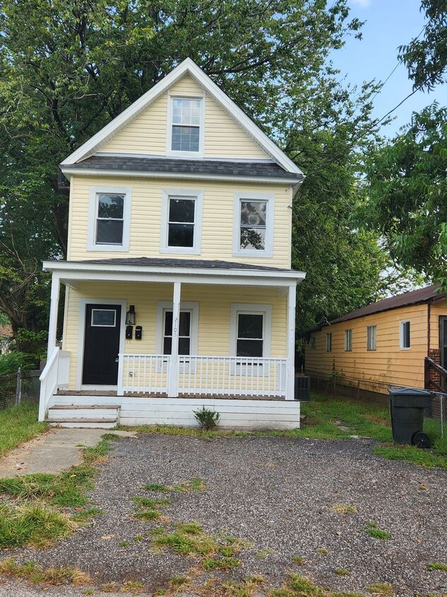 Foto principal - HAMPTON DUPLEX FOR RENT!