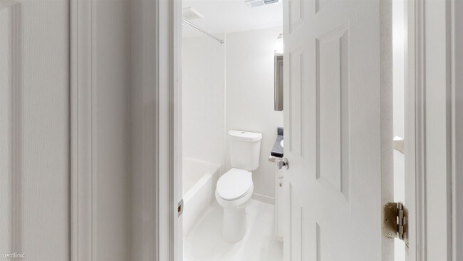 Foto del edificio - 1 br, 1 bath Apartment - 803 Green Rd Apt 426