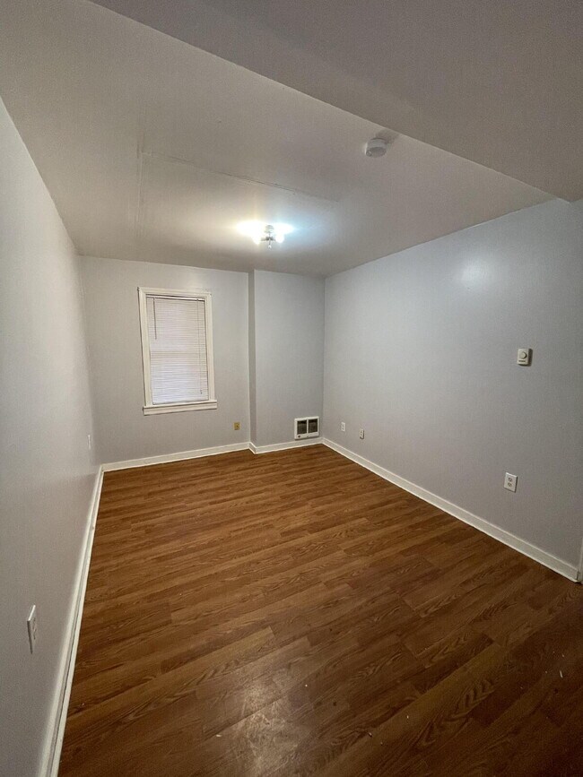 Foto del edificio - 456 Woodlane Ave