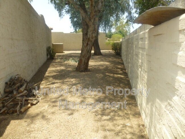 Building Photo - 2920 W Juniper Ave