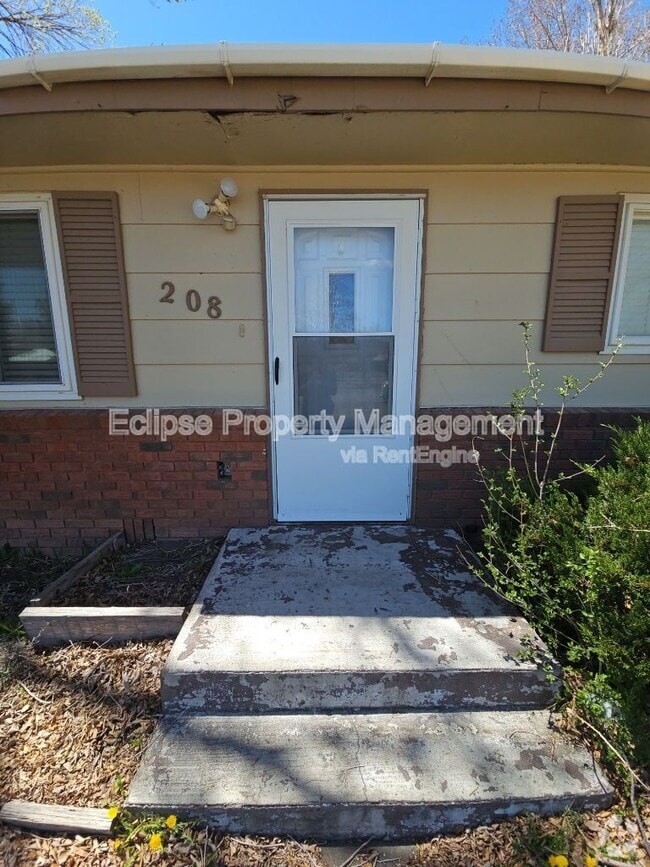 Building Photo - 208 Maple Dr