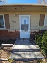 Building Photo - 208 Maple Dr