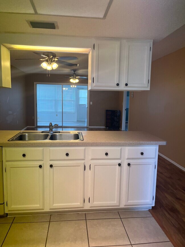 Building Photo - 2888 Bancroft Cir E