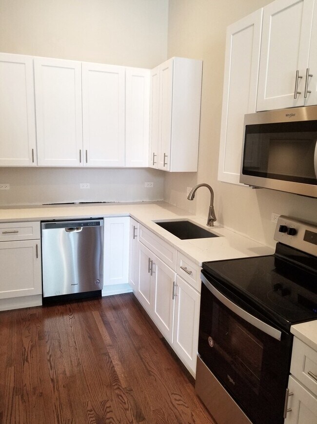 Building Photo - 1246 W Chicago Ave