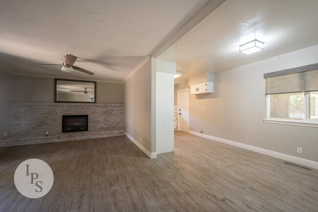 Foto del edificio - 6536 N Woodrow Ave