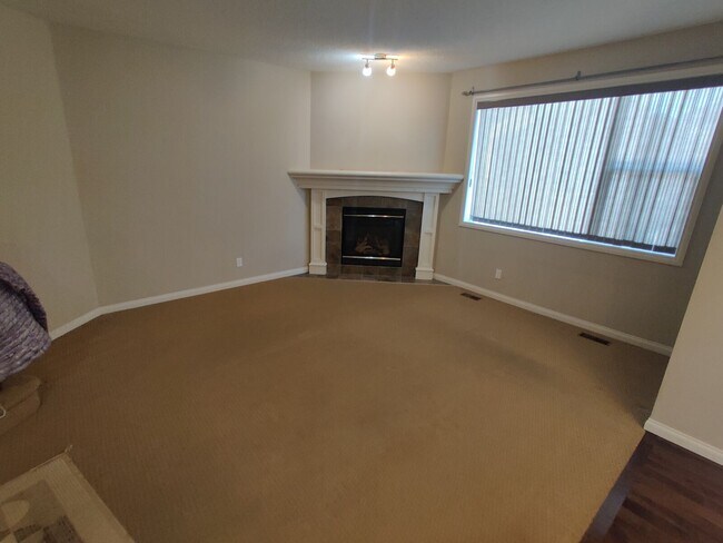 Building Photo - 151 Aspen Hills Close SW