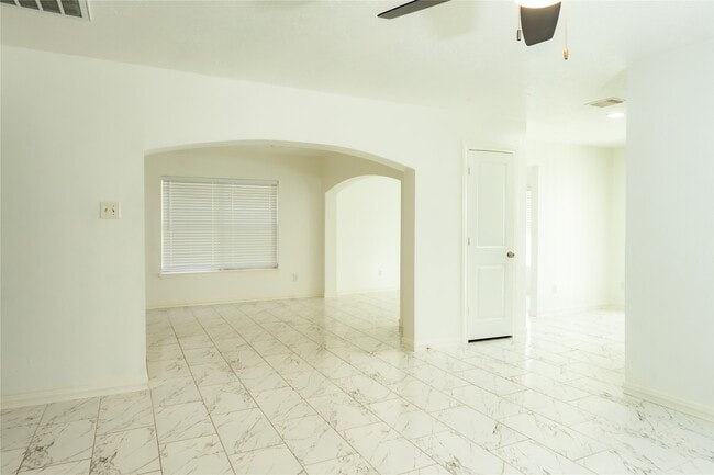 Building Photo - 3807 Gardenia Bend