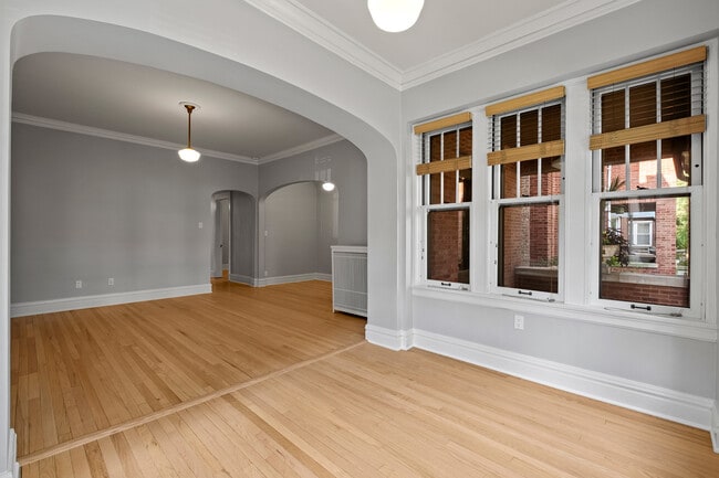 Building Photo - 1335 W Thorndale Ave