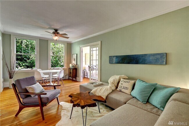 entrance to living room - 1508 10th Ave E