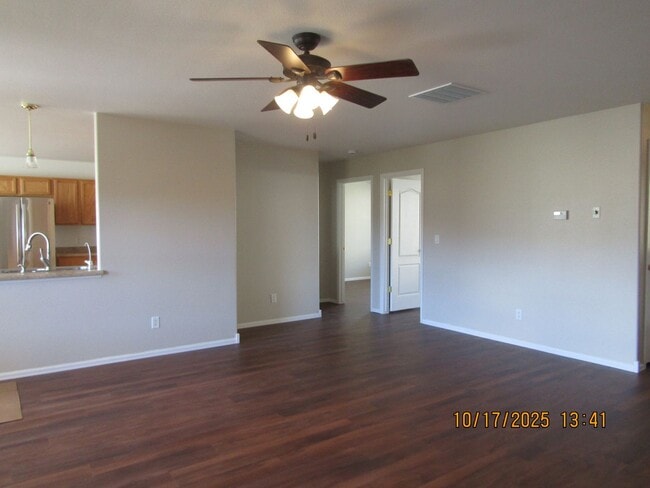 Building Photo - Charming Home!
