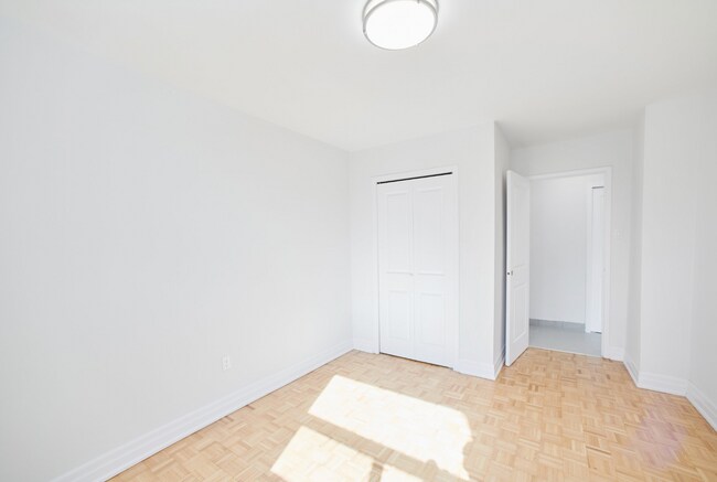 Photo du bâtiment - NEWLY RENOVATED 2 Bedroom Apt - MISSISSAUGA