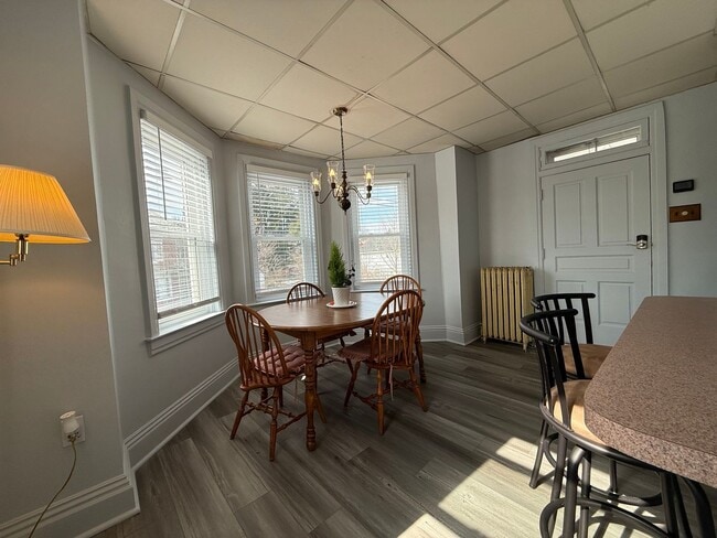 Building Photo - 400 Maple St