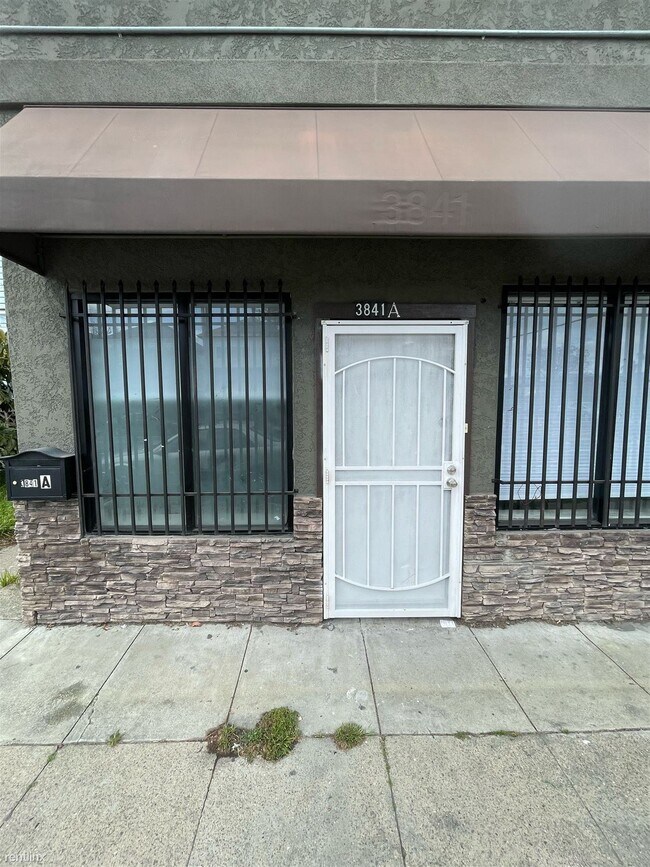 Building Photo - Studio, 1 bath 4plex - 3841A Market St A