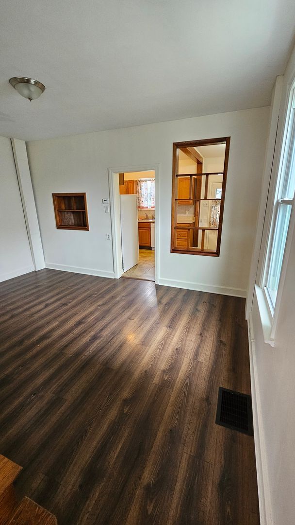 Building Photo - 3 Bedroom Duplex!