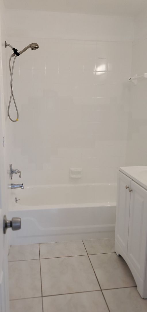 Foto del edificio - Charming 2 Bedroom Duplex with Tiled Floor...