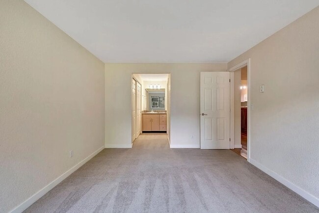 Building Photo - Cozy 2 bedroom 1 bath conveniently located...