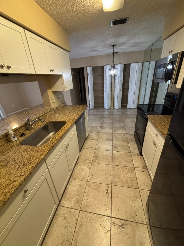 Building Photo - 3999 NW Cinnamon Tree Cir