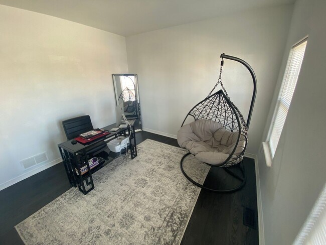 Foto del edificio - LARGE 6 Bed 4 Bath 4 Car Garage Home Near ...
